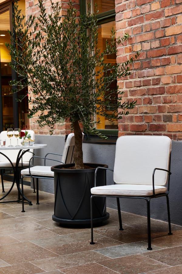 Villa Dagmar Stockholm Exterior photo A patio with a small olive tree
